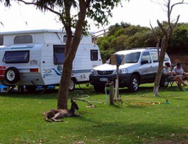 Grey nomads ignore dorught and floods to head to Queensland
