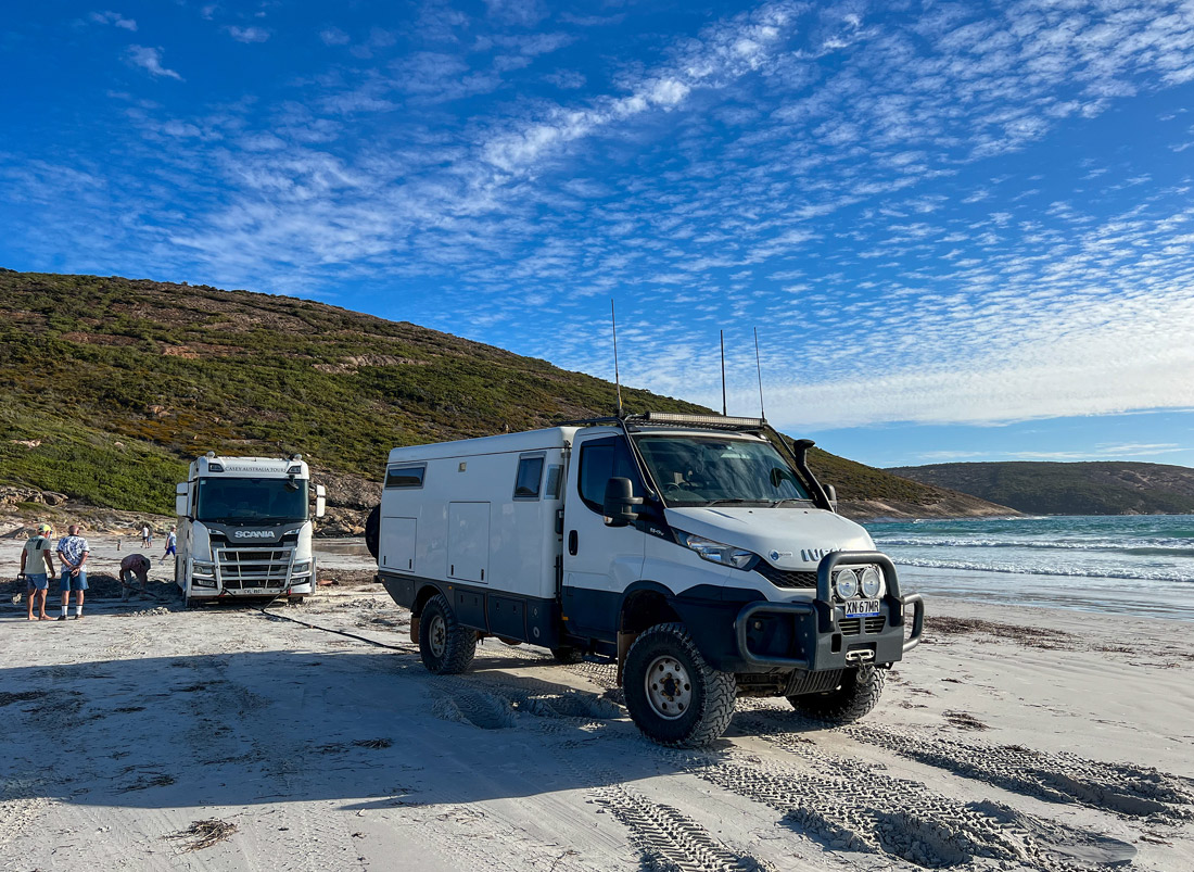 4Wd Earthcruiser rescues bogged tour bus